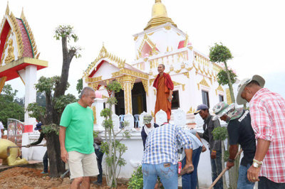 第 4 军区 - 芭堤雅东芭乐园老板陈忠先生连同职员一起在泰国南部边境 3 个府的寺庙和清真寺内组办了“和平花园”仪式。