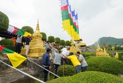 สวนนงนุชพัทยา ประกอบพิธีเปลี่ยนธงมนตรา 9 ผืน  จาก ประเทศภูฏาน ซึ่งเป็นสัญลักษณ์แห่งโชคลาภ