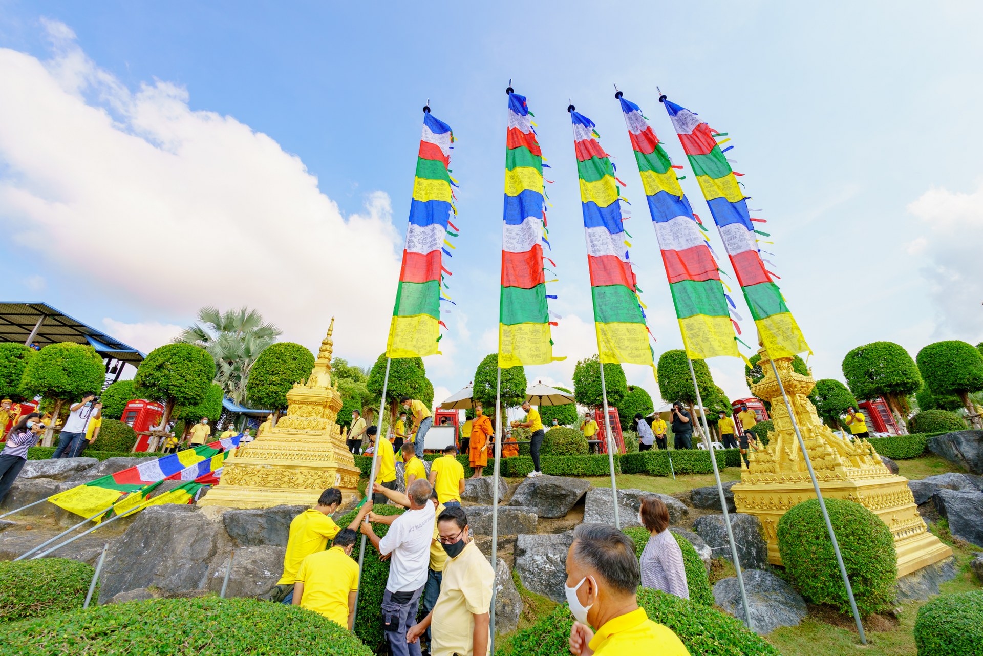 สวนนงนุชพัทยา  อัญเชิญธงมนตรา 9 ผืน จาก ประเทศภูฏาน นำพาความมั่งคั่งโชคดี ปัดเป่าโรคภัยไข้เจ็บ ต้อนรับปีใหม่ 2564