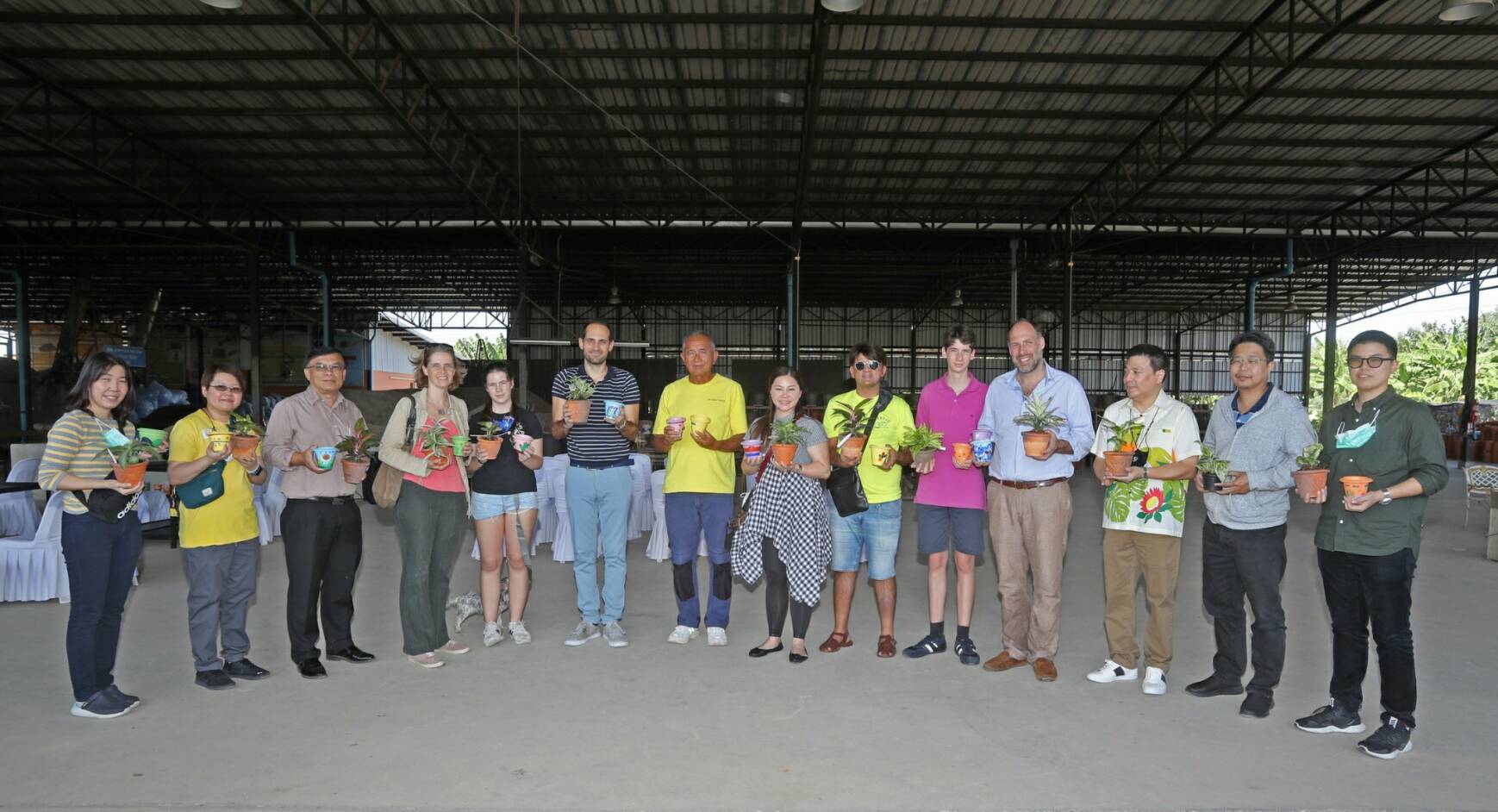 คณะทูต 3 ประเทศ เยี่ยมชมสวนนงนุชพัทยา ลงมือปั้น เพ้นท์ ปลูกต้นไม้ สุดประทับใจ ในวันพ่อแห่งชาติ