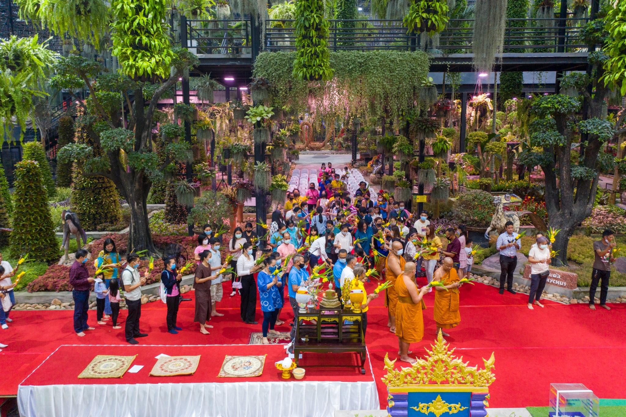 สวนนงนุชพัทยาร่วมสืบสานพระพุทธศาสนา จัดพิธีเวียนเทียน เนื่องใน 