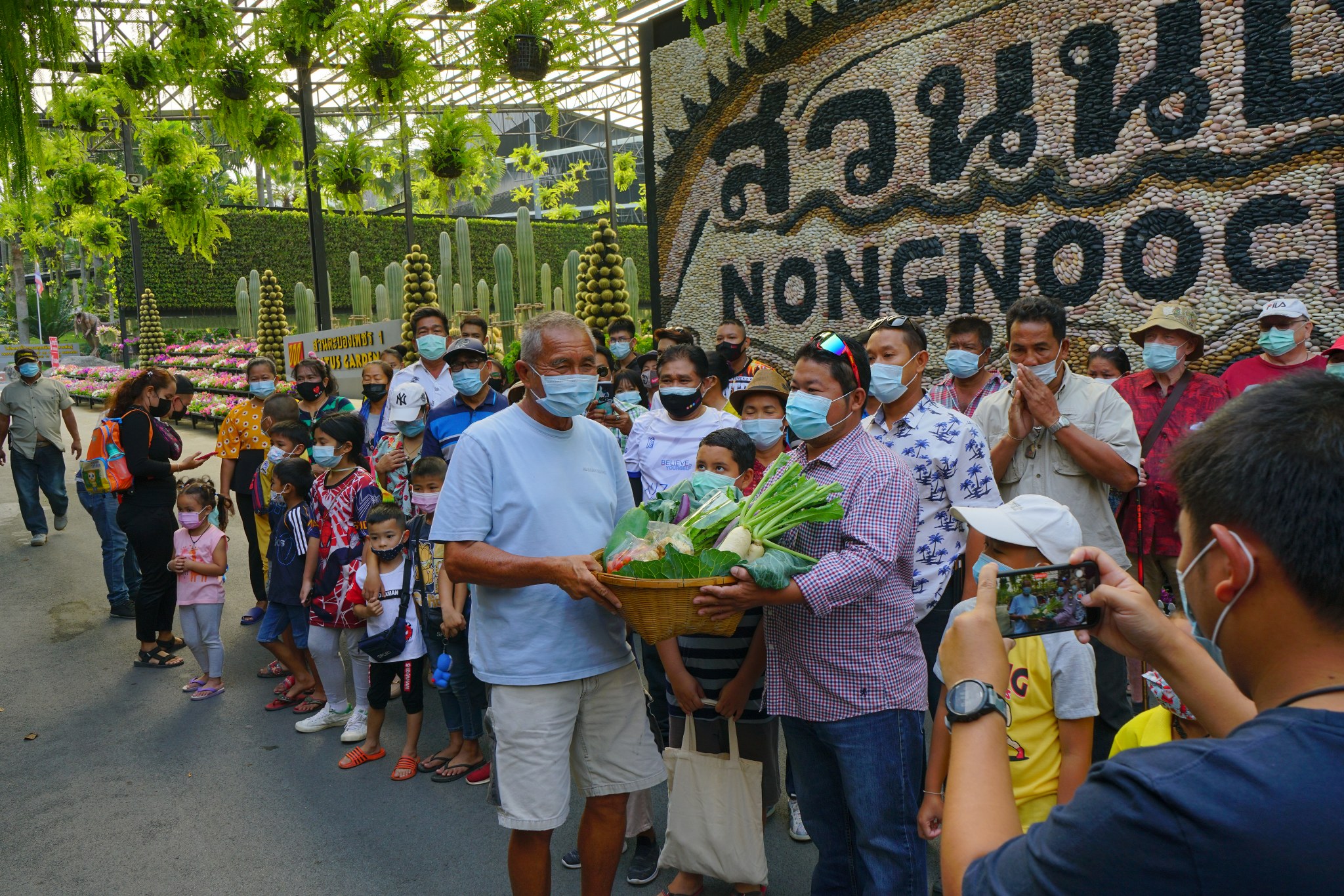 ผู้ใหญ่บ้าน หมู่  3 บ้านเนินสามัคคี มามามอบให้เพื่อเป็นขวัญกำลังใจในการส่งเสริมการท่องเที่ยว