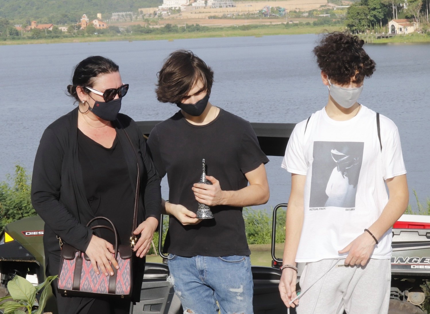 “ครอบครัวเอกอัครราชฑูตยูเครน “นำเถ้ากระดูก” มาไว้กับต้นอโวคาโด ที่ท่านปลูกไว้ ณ บริเวณเขาบันไดกฤษ ภายใต้การดูแลของ สวนนงนุชพัทยา”