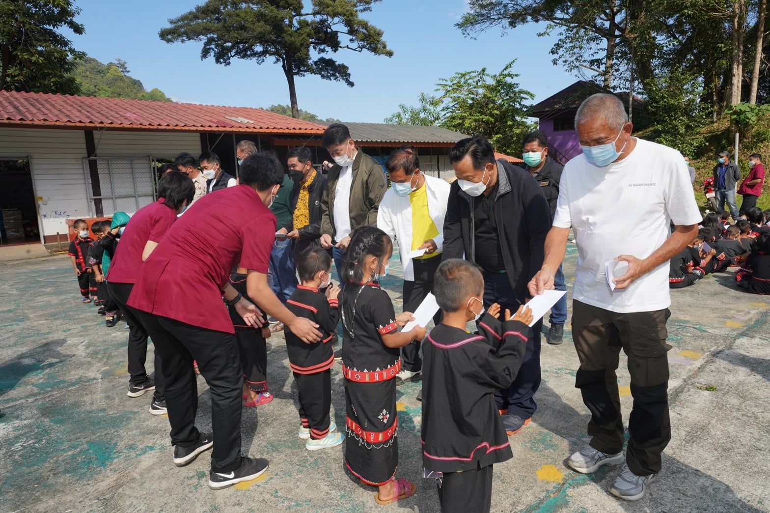 กรมศุลกากร ร่วมกับ สวนนงนุชพัทยา และ คณะวปอ. รุ่น55มอบอุปกรณ์และทุนการศึกษาให้กับโรงเรียนบ้านปางห้วยตาด อ.แม่แตง จ.เชียงใหม่
