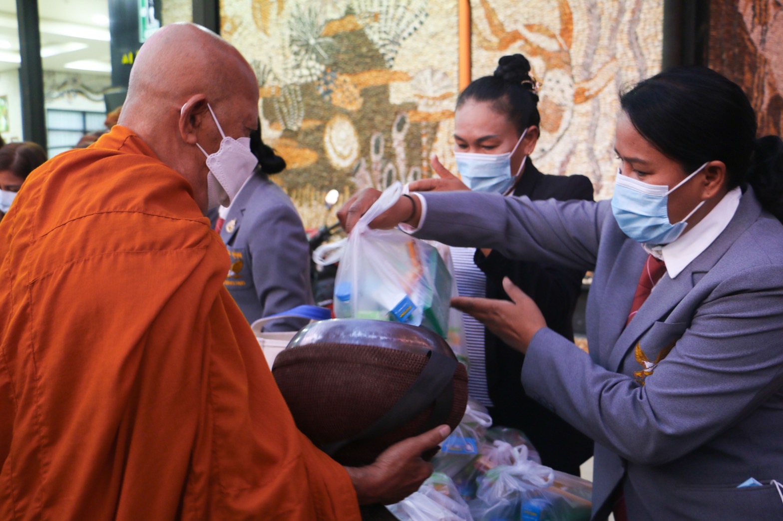 วันที่ 16-18 กุมภาพันธ์ 2565 คณะกรุงเทพประกันชีวิต(ภาคพระนคร) ร่วมทำบุญตักบาตร พระ 11 รูป ที่ นงนุชเทรดดิชัน รีสอร์ท สวนนงนุชพัทยา