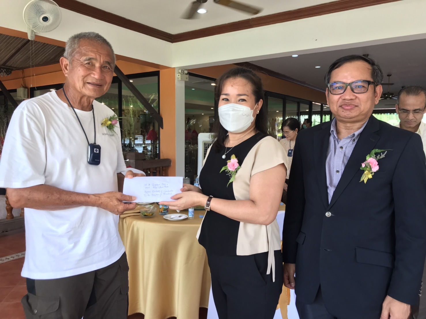 เอกอัครราชทูตกัมพูชา ประจำประเทศไทยได้บริจาคเงินสมทบทุนค่าอาหารช้าง ให้ปางช้างสวนนงนุชพัทยา 