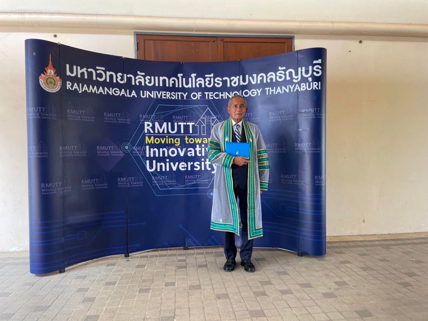 นายกัมพล ตันสัจจา ประธานสวนนงนุชพัทยา ได้รับ พระราชทานปริญญาวิทยาศาสตรดุษฎีบัณฑิตกิตติมศักดิ์ สาขาวิชาเทคโนโลยีภูมิทัศน์