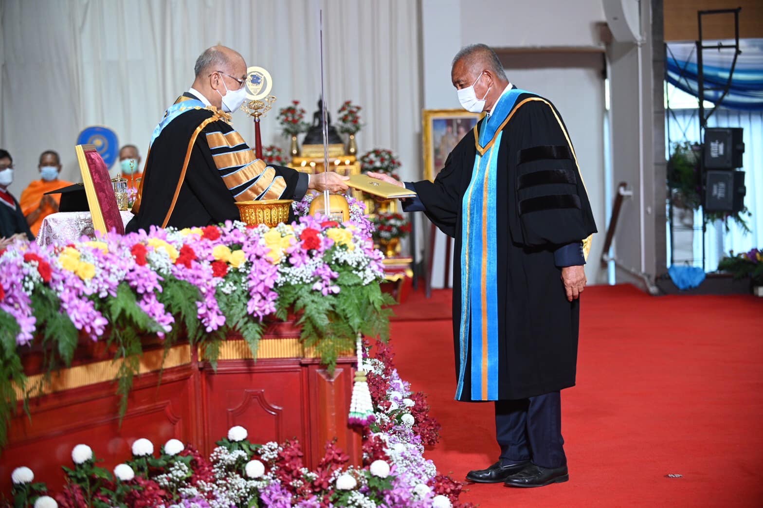 นายกัมพล ตันสัจจา ประธานสวนนงนุชพัทยา เข้ารับปริญญาศิลปศาสตรดุษฎีบัณฑิตกิตติมศักดิ์ สาขาวิชาการจัดการการท่องเที่ยว มหาวิทยาลัยหอการค้าไทย