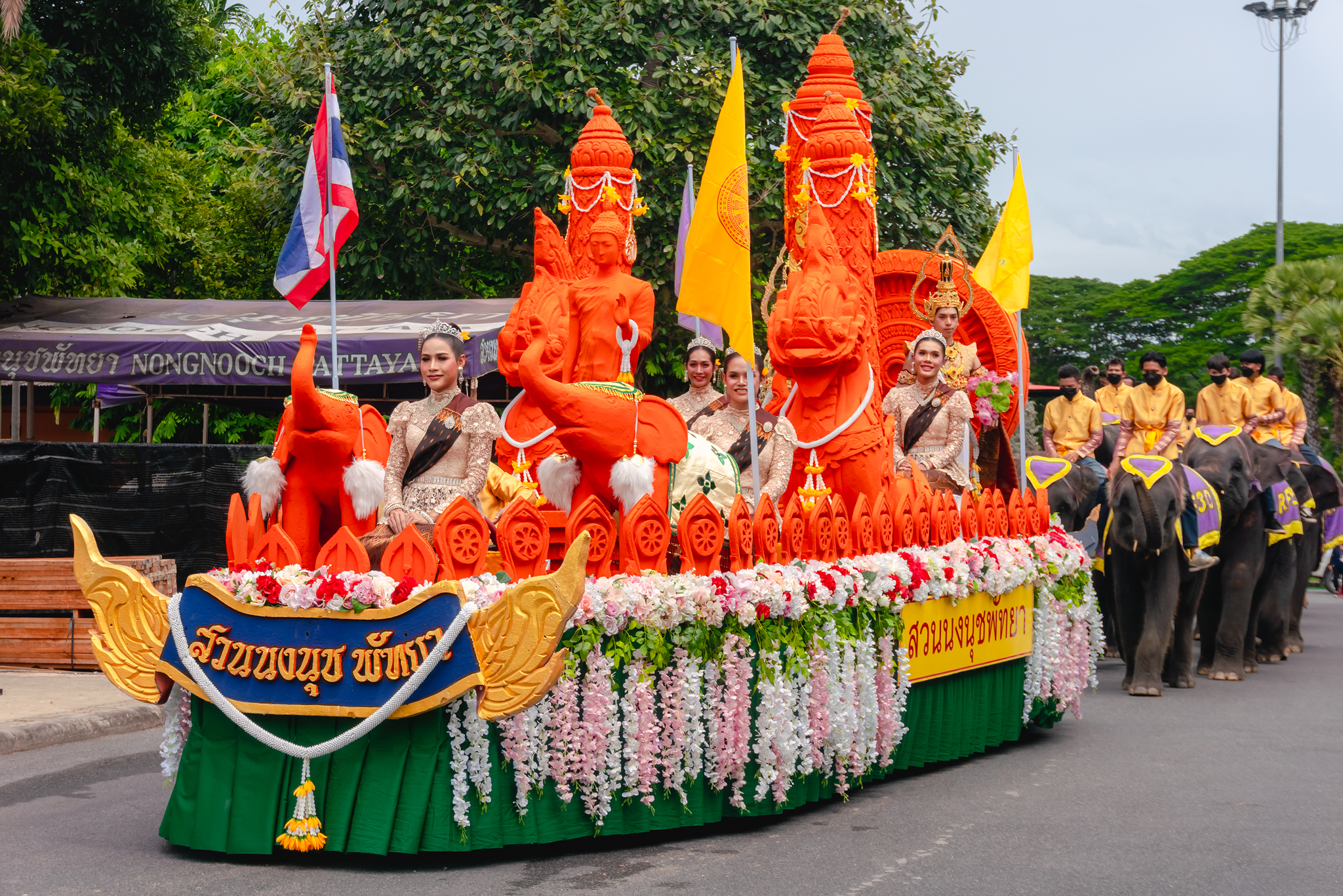 สวนนงนุชพัทยา จัดขบวนแห่เทียนพรรษานำน้องช้างกว่า 20 เชือก ร่วมขบวนแห่ เพื่อสืบสานประเพณีไทย สุดยิ่งใหญ่อลังการ