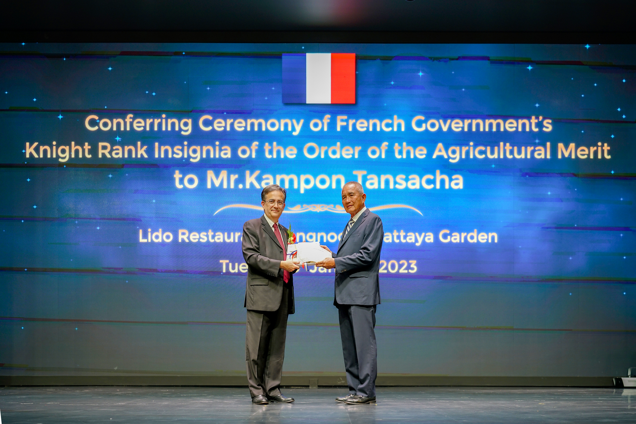 เอกอัครราชทูตฝรั่งเศส ประจำประเทศไทย มอบเครื่องอิสริยาภรณ์ ชั้นอัศวิน จากประเทศฝรั่งเศส ด้านเกษตรกรรม ให้ นายกัมพล ตันสัจจาประธานสวนนงนุชพัทยา