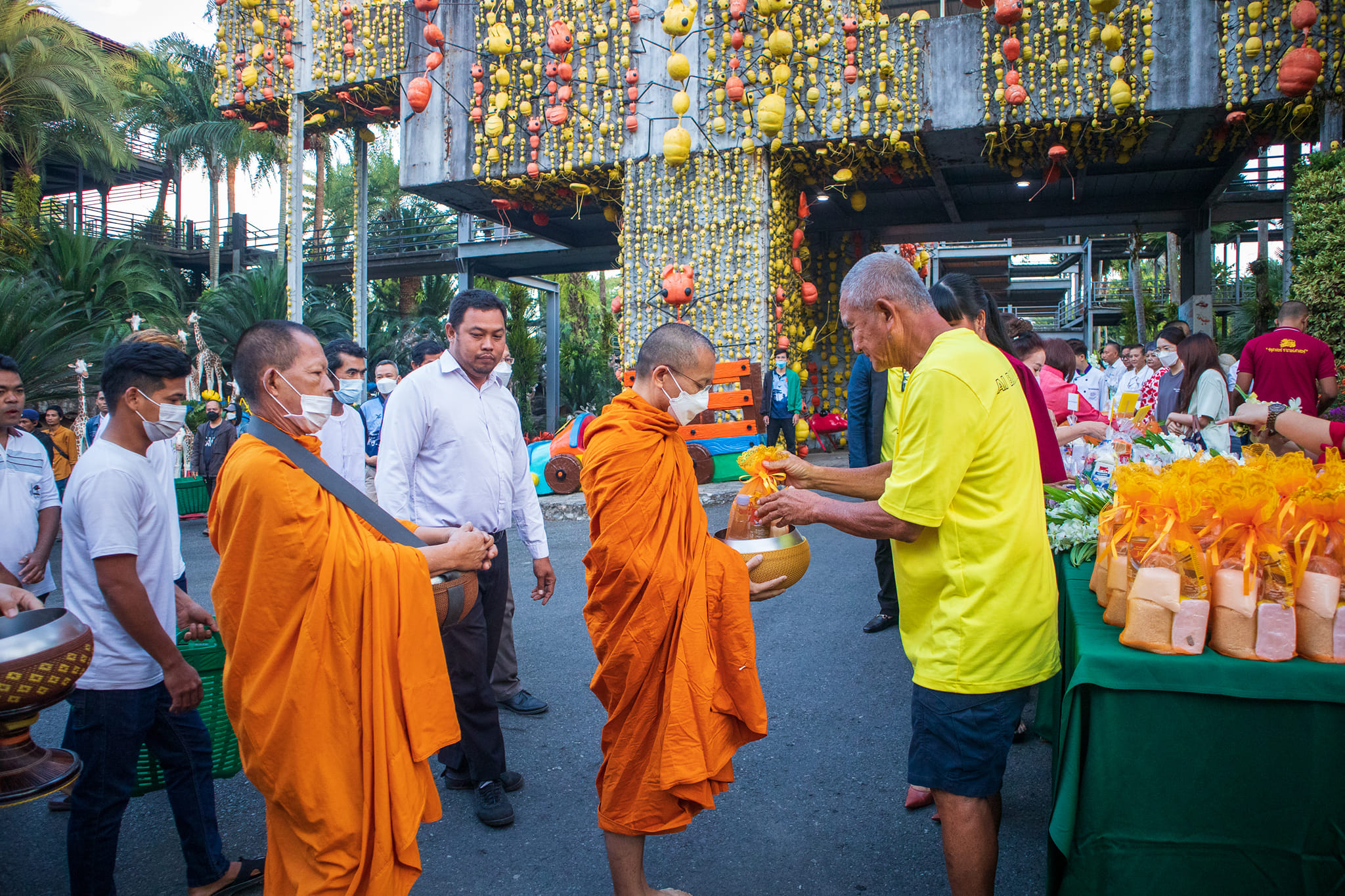 ร่วมทำบุญตักบาตรเนื่องในโอกาส วันขึ้นปีใหม่ 2566 พระสงฆ์จำนวน 19 รูป