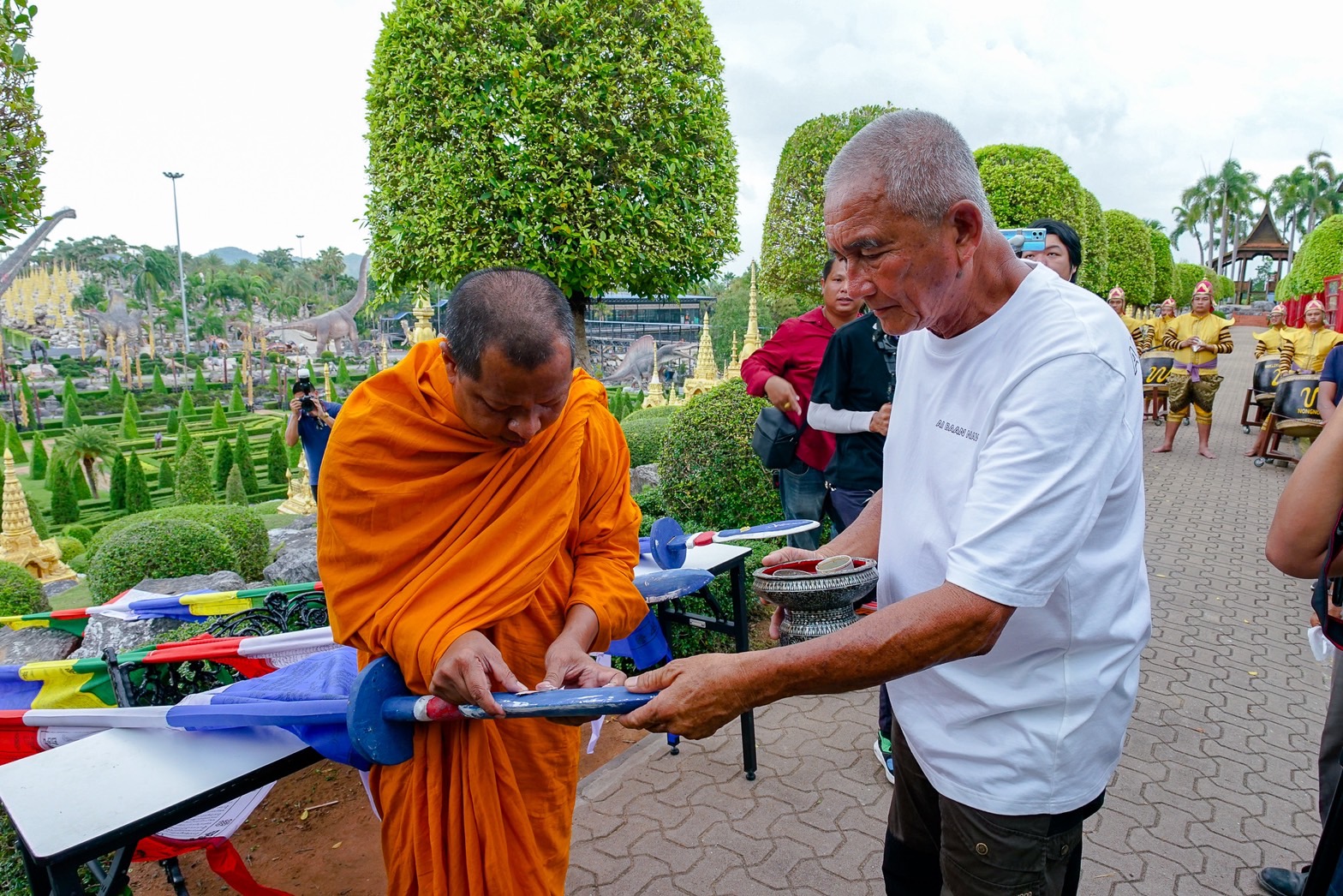 “ ธงมนตรา ” จากประเทศภูฏาน ปลิวสะบัด ที่สวนนงนุช สัญลักษณ์ตัวแทนแห่งความโชคดี