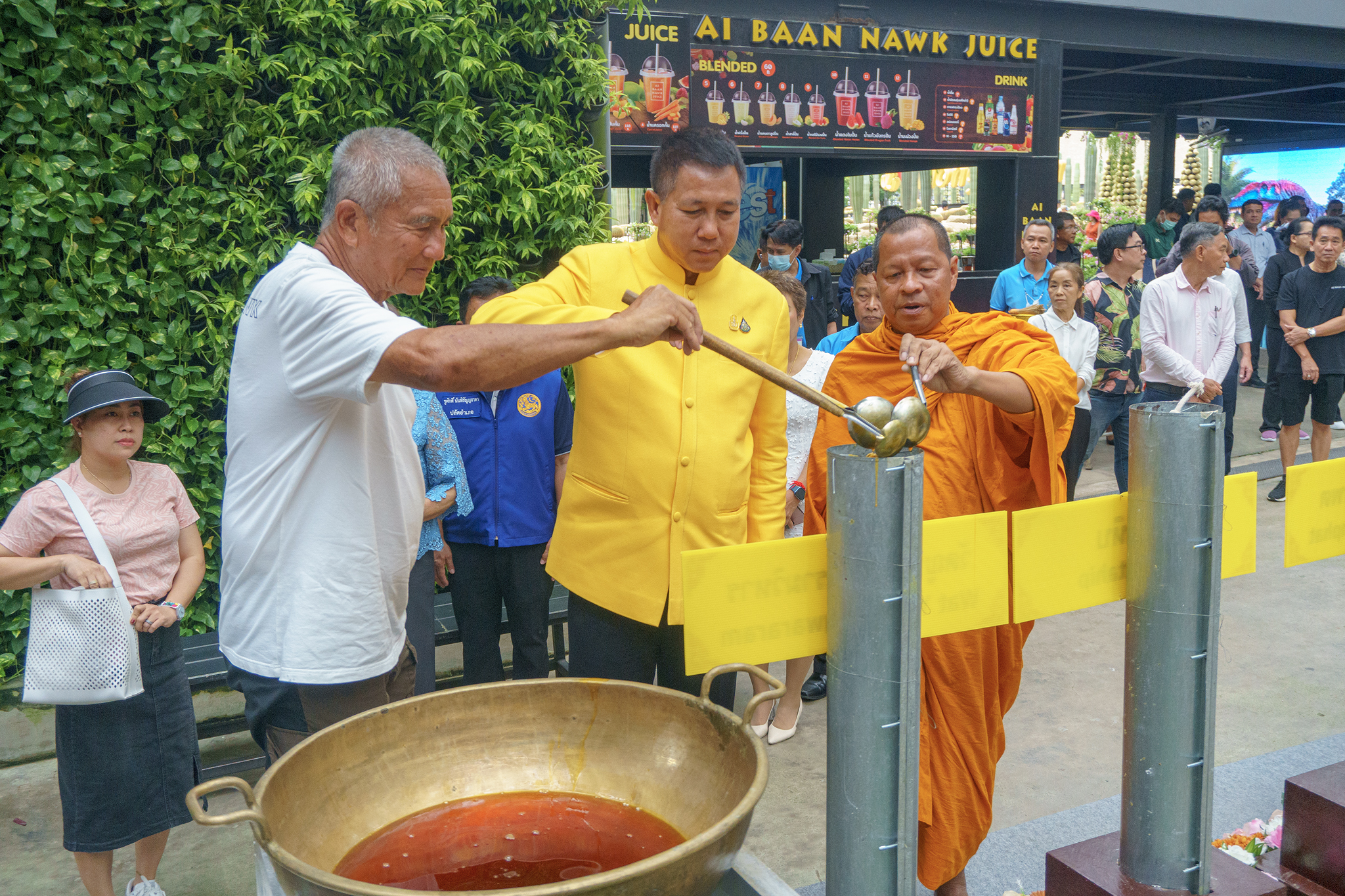 สวนนงนุชพัทยา สืบสานวัฒนธรรมไทย หล่อเทียนพรรษา 9 วัด 9 ต้น ถวายเป็นพุทธบูชาเนื่องในวันเข้าพรรษา