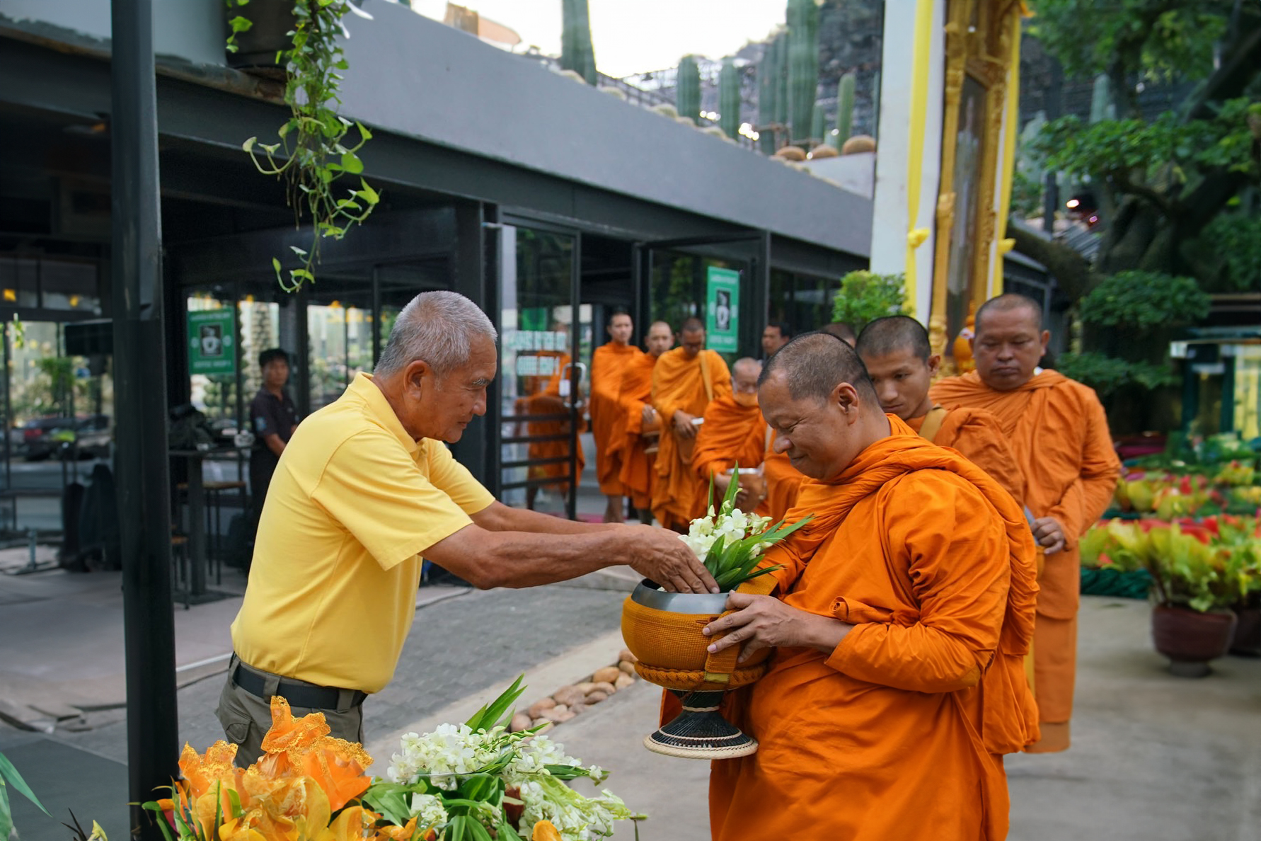 สวนนงนุชพัทยา จัดกิจกรรมน้อมรำลึกเนื่องในวันนวมินทรมหาราช  รัชกาลที่ 9 นำช้าง 9 เชือก ร่วมทำบุญตักบาตร