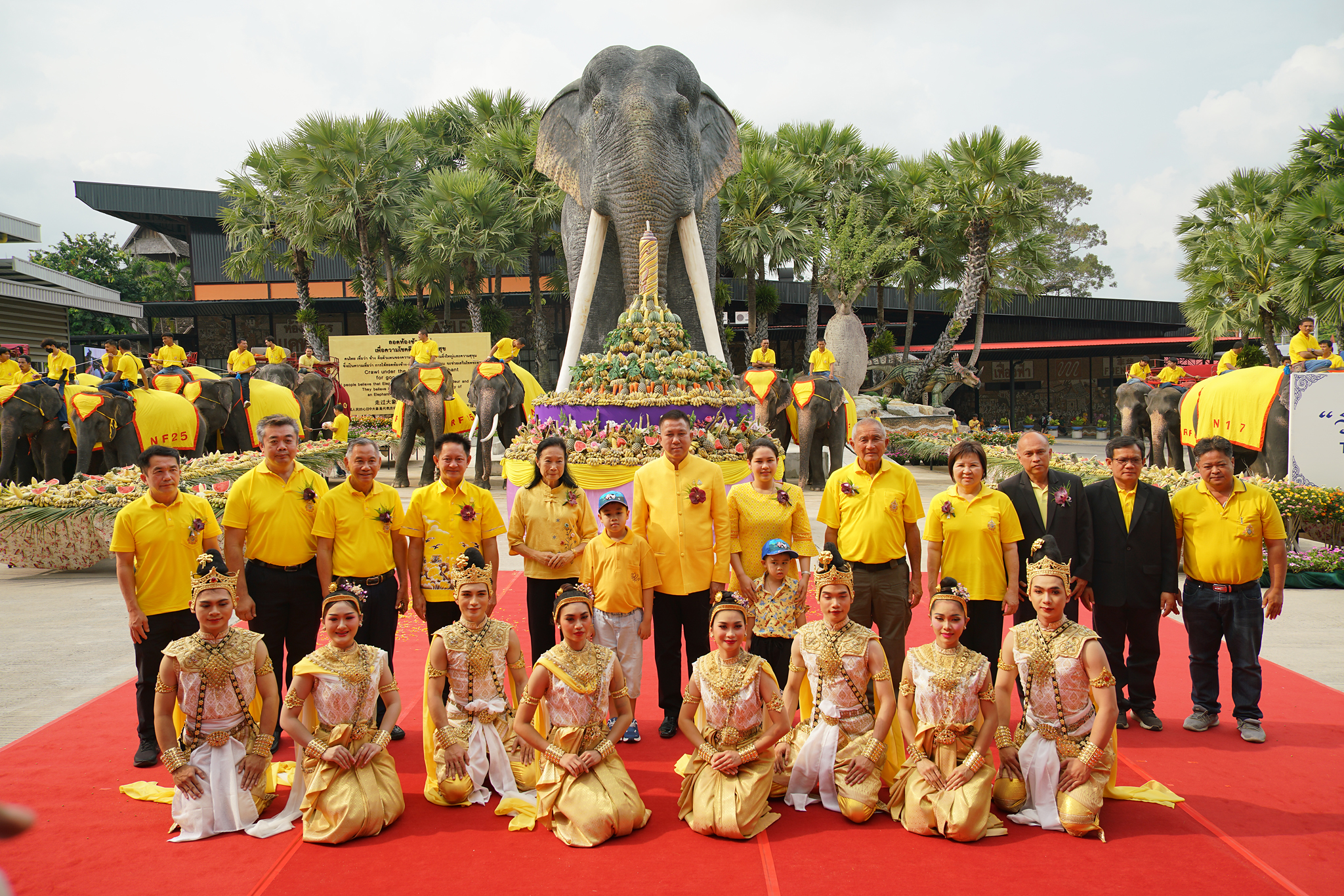 วันช้างไทย สวนนงนุชพัทยา จัดพิธีฮ้องขวัญ พร้อมจัดเค้กผลไม้ยักษ์กว่า 3 ตัน