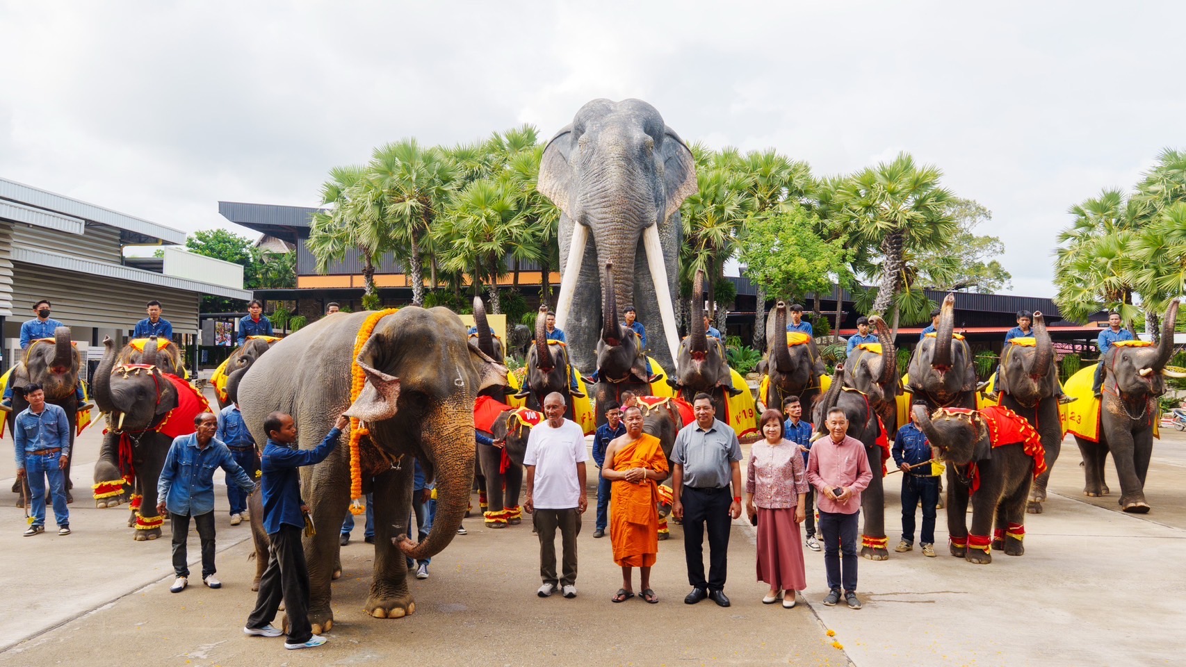 สวนนงนุชพัทยาดูแล ทำคลอดลูกช้าง “พลายศรีวิชัย” อย่างใกล้ชิด สมาชิกใหม่แห่งปางช้าง หลังแม่ช้างเคยพลาดเหยียบลูกช้างเสียชีวิต พร้อมจัดพิธีรับขวัญอย่างยิ่งใหญ่