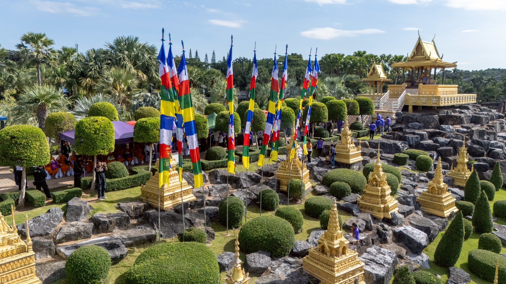 สวนนงนุชพัทยา จัดพิธีเปลี่ยนธงมนตรา 9 ต้น เสริมสิริมงคล รับพลังแห่งศรัทธาและพลังบวกจากธรรมชาติ