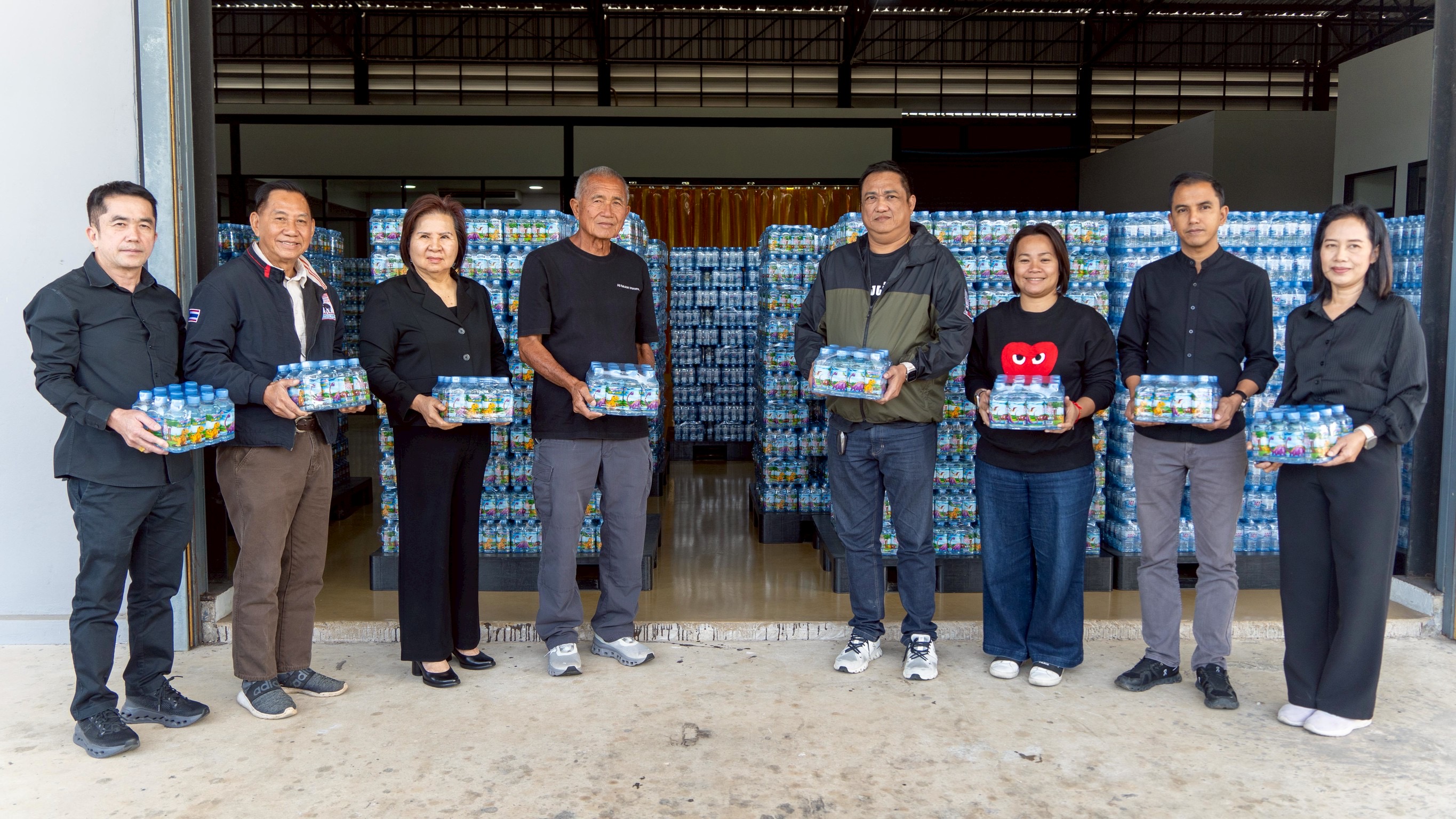 สวนนงนุชพัทยา มอบน้ำดื่ม 1,000 แพค ช่วยผู้ประสบภัยภาคใต้ ผ่านสมาคมนักข่าวพัทยา มอบให้มูลนิธิสว่างบริบูรณ์ไปช่วยเหลือชาวใต้